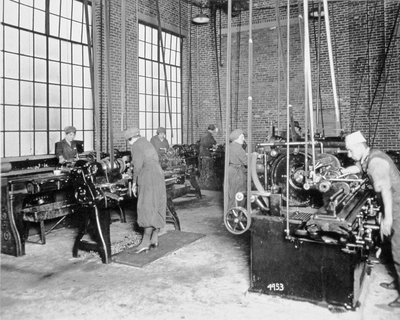 Vrouwen die in een fabriek werken tijdens de Eerste Wereldoorlog, c.1917 door American Photographer